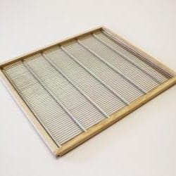 Holzrahmen mit Absperrgitter EHM - 435x435 – Bild 1